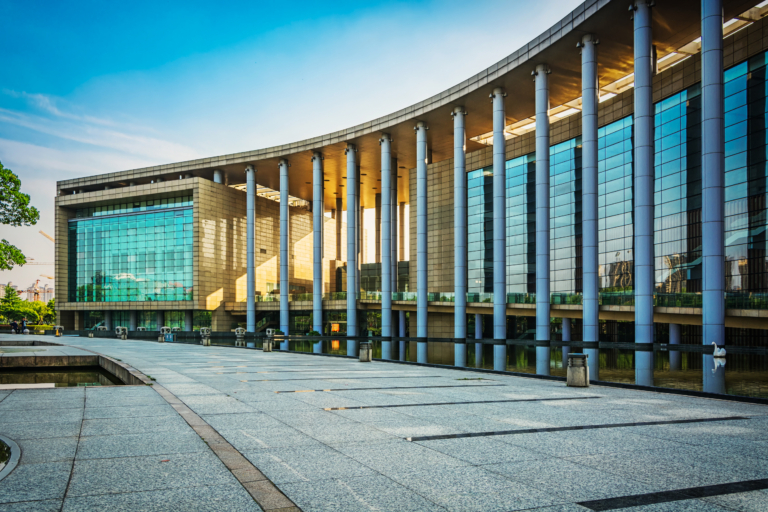 Dynamic central plaza